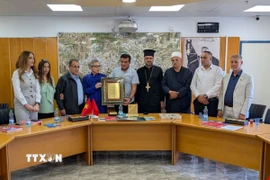 Đại sứ Việt Nam tại Israel Lý Đức Trung nhận quà lưu niệm của Thị trưởng và Hội đồng thành phố Abu Snan. (Ảnh: Đức Trung/TTXVN)