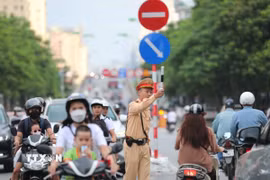 Lực lượng Cảnh sát Giao thông điều chỉnh giao thông. (Ảnh: Thanh Tùng/TTXVN)