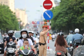 Lực lượng Cảnh sát Giao thông điều chỉnh giao thông. (Ảnh: Thanh Tùng/TTXVN)