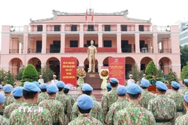 Cán bộ, chiến sỹ của Bệnh viện Dã chiến cấp 2 số 7 dâng hương trước tượng đài Bác Hồ tại Bảo tàng Hồ Chí Minh - Chi nhánh Thành phố Hồ Chí Minh. (Ảnh: Đinh Hằng/TTXVN)