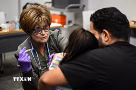 Nhân viên y tế tiêm phòng vaccine sởi cho trẻ nhỏ ở Lubbock, bang Texas (Mỹ). (Ảnh: Getty Images/TTXVN)