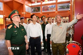 Đại tướng Nguyễn Trọng Nghĩa, Ủy viên Bộ Chính trị, Bí thư Trung ương Đảng, Ủy viên Thường vụ Quân ủy Trung ương, Chủ nhiệm Tổng cục Chính trị Quân đội Nhân dân Việt Nam dâng hương và tham quan Đền tưởng niệm anh hùng liệt sỹ và người có công tỉnh An Giang. (Ảnh: Văn Sĩ/TTXVN)