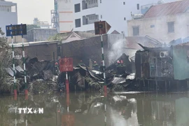 Hiện trường vụ cháy hỏa hoạn xảy ra tại khu dân cư phía sau chợ Bình Trưng, đường Nguyễn Duy Trinh, phường Bình Trưng (Thành phố Hồ Chí Minh) xảy ra sáng 11/1/2026. (Ảnh: TTXVN phát)