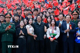 Thủ tướng Phạm Minh Chính với học sinh Trường phổ thông vùng cao Việt Bắc, Thái Nguyên. (Ảnh: Dương Giang/TTXVN)