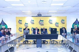 Thủ tướng Phạm Minh Chính gặp Tổng thư ký Đảng Đại hội Dân tộc Phi (ANC) Fikile Mbalula. (Ảnh: Dương Giang/TTXVN)