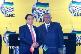 Thủ tướng Phạm Minh Chính gặp Tổng thư ký Đảng Đại hội Dân tộc Phi (ANC) Fikile Mbalula. (Ảnh: Dương Giang/TTXVN)
