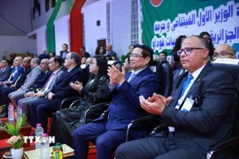 Thủ tướng Phạm Minh Chính và Phu nhân xem các võ sinh Đội tuyển quốc gia Vovinam Algeria biểu diễn. (Ảnh: Dương Giang/TTXVN)