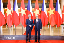 Chủ tịch Quốc hội Trần Thanh Mẫn đón Chủ tịch Thượng viện Quốc hội Cộng hòa Séc Milos Vystrcil. (Ảnh: Doãn Tấn/TTXVN)