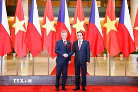 Chủ tịch Quốc hội Trần Thanh Mẫn đón Chủ tịch Thượng viện Quốc hội Cộng hòa Séc Milos Vystrcil. (Ảnh: Doãn Tấn/TTXVN)