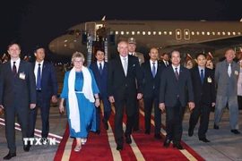 Tổng thống Hungary Sulyok Tamás và Phu nhân đến Hà Nội, bắt đầu thăm chính thức Việt Nam. (Ảnh: Minh Đức/TTXVN)