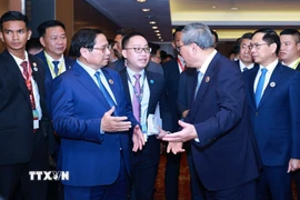 Thủ tướng Phạm Minh Chính gặp Thủ tướng Trung Quốc Lý Cường. (Ảnh: Dương Giang/TTXVN)