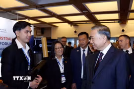 Tổng Bí thư, Chủ tịch nước Tô Lâm tham quan khu vực triển lãm, trưng bày thành tựu hợp tác khoa học công nghệ, đổi mới sáng tạo, đầu tư và giáo dục giữa Việt Nam-Australia. (Ảnh: Thống Nhất/TTXVN)