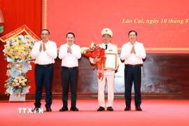 Các đồng chí lãnh đạo tỉnh Lào Cai tặng hoa chúc mừng Đại tá Trịnh Khắc Cường. (Ảnh: TTXVN phát)