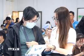 Đông đảo người lao động tìm việc tại điểm cầu Trung tâm Dịch vụ việc làm Thành phố Hồ Chí Minh. (Ảnh: Thanh Vũ/TTXVN)
