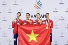 Hoàng Thị Mỹ Tâm, Đinh Thị Hương, Nguyễn Thị Diệu Ly và Nguyễn Thị Thu thi đấu xuất sắc, đánh bại chủ nhà Thái Lan, giành huy chương Vàng môn Karate. (Ảnh: TTXVN phát)