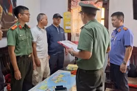Cơ quan an ninh điều tra tống đạt quyết định và thi hành lệnh. (Nguồn: Công an Đắk Lắk)