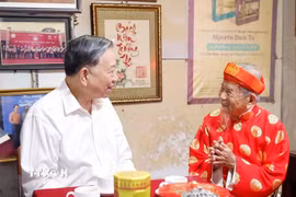 Tổng Bí thư Tô Lâm đến thăm chúc tết nhà nghiên cứu Nguyễn Đình Tư, 106 tuổi, người có nhiều công trình nghiên cứu về sử học, văn hóa có giá trị. (Ảnh: Thống Nhất/TTXVN)
