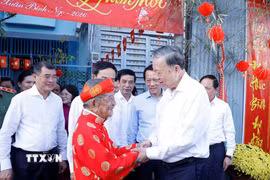 Tổng Bí thư Tô Lâm đến thăm chúc tết nhà nghiên cứu Nguyễn Đình Tư, 106 tuổi, người có nhiều công trình nghiên cứu về sử học, văn hóa có giá trị. (Ảnh: Thống Nhất/TTXVN)