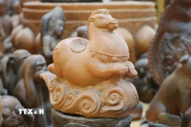 Linh vật ngựa gốm của Hợp tác xã gốm Chăm Bàu Trúc (xã Ninh Phước, Khánh Hòa) với tạo hình sinh động mang ý nghĩa biểu trưng cho sức mạnh và khát vọng về một năm mới may mắn. (Ảnh: Nguyễn Thành/TTXVN)