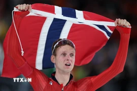 Sander Eitrem vui mừng sau khi hoàn thành nội dung trượt băng tốc độ 5.000m nam tại Olympic mùa Đông Milan-Cortina 2026 ở Milan, Italy. (Ảnh: THX/TTXVN)