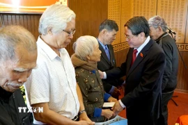 Phó Chủ tịch Quốc hội Nguyễn Đức Hải (phải) tặng quà cho các gia đình chính sách, người có công tại xã Tam Xuân (thành phố Đà Nẵng). (Ảnh: Quốc Dũng/TTXVN)