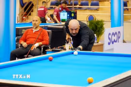 Cơ thủ Secer Zahir (Thổ Nhĩ Kỳ) thi đấu tại World Cup Billiards Carom 3 băng Thành phố Hồ Chí Minh 2025. (Ảnh: Trung Tuyến/TTXVN)