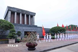 Lễ chào cờ đặc biệt tại Quảng trường Ba Đình kỷ niệm 135 năm Ngày sinh Chủ tịch Hồ Chí Minh. (Ảnh: Minh Đức/TTXVN)