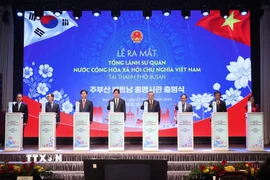 Tổng Bí thư Tô Lâm và các đại biểu thực hiện nghi thức ra mắt Tổng Lãnh sự quán Việt Nam tại thành phố Busan. (Ảnh: Thống Nhất/TTXVN)