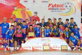 Đội Thái Sơn Bắc với Cúp vô địch Giải Futsal HDBank Cúp Quốc gia 2025. (Ảnh: Trung Tuyến/TTXVN)