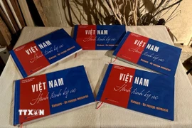 Trang bìa cuốn sách ảnh đề "Việt Nam - Hành trình ký ức" (Vietnam - Un voyage mémoriel). (Ảnh: Thu Hà/TTXVN)