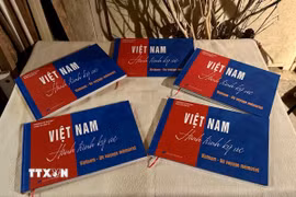Trang bìa cuốn sách ảnh đề "Việt Nam - Hành trình ký ức" (Vietnam - Un voyage mémoriel). (Ảnh: Thu Hà/TTXVN)