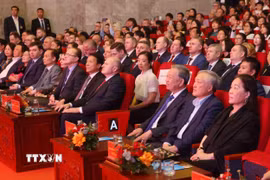 Tổng Bí thư Tô Lâm cùng các đại biểu dự Chương trình giao lưu nghệ thuật "Tâm hồn Nga trong lòng Việt Nam." (Ảnh: Phạm Kiên/TTXVN)