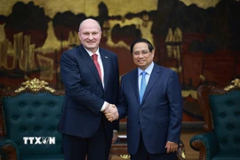 Thủ tướng Phạm Minh Chính tiếp Bộ trưởng Bộ Tình trạng khẩn cấp Liên bang Nga Aleksandr Kurenkov. (Ảnh: Dương Giang/TTXVN)