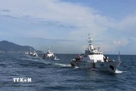 Biên đội tàu Bộ Tư lệnh Vùng Cảnh sát biển 2 thực hiện nhiệm vụ trên biển. (Ảnh: Đoàn Hữu Trung/TTXVN)