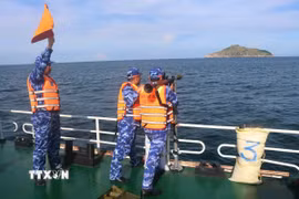 Cán bộ, chiến sỹ Bộ Tư lệnh Vùng Cảnh sát biển 2 huấn luyện trên biển. (Ảnh: Nam Trung/TTXVN)