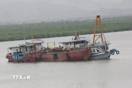 Tàu Vịnh Xanh 58 số hiệu QN 48 -7105 được các lực lượng chức năng lai dắt về khu vực. (Ảnh: Thanh Vân/TTXVN)