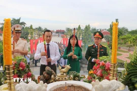 Lãnh đạo tỉnh An Giang dâng hoa lên Đài tưởng niệm các Anh hùng liệt sỹ tại Nghĩa trang liệt sỹ tỉnh An Giang. (Ảnh: Công Mạo-TTXVN)