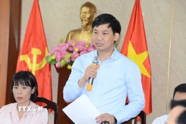 Phó Chủ tịch UBND tỉnh Quảng Ninh Nguyễn Văn Công thông tin về vụ lật tàu. (Ảnh: Thanh Vân/TTXVN)