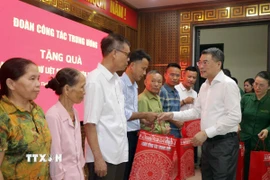 Ông Lê Minh Hưng, Ủy viên Bộ Chính trị, Bí thư Trung ương Đảng, Trưởng ban Tổ chức Trung ương tặng quà thân nhân gia đình 10 nữ liệt sỹ thanh niên xung phong hy sinh tại Ngã ba Đồng Lộc. (Ảnh: Hữu Quyết/TTXVN)