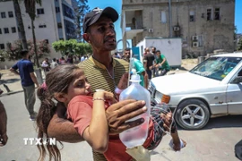 Em nhỏ bị thương sau cuộc không kích của Israel tại Gaza. (Ảnh: THX/TTXVN)