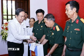 Chủ tịch Quốc hội Trần Thanh Mẫn tặng quà gia đình chính sách, người có công với cách mạng tại Khu di tích lịch sử Quốc gia 27/7, tỉnh Thái Nguyên. (Ảnh: Doãn Tấn/TTXVN)