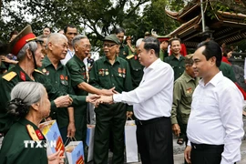 Chủ tịch Quốc hội Trần Thanh Mẫn với gia đình chính sách, người có công với cách mạng tại Khu di tích lịch sử Quốc gia 27/7, tỉnh Thái Nguyên. (Ảnh: Doãn Tấn/TTXVN)