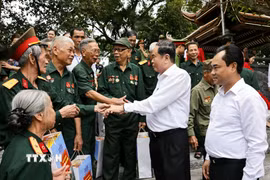 Chủ tịch Quốc hội Trần Thanh Mẫn với gia đình chính sách, người có công với cách mạng tại Khu di tích lịch sử Quốc gia 27/7, tỉnh Thái Nguyên. (Ảnh: Doãn Tấn/TTXVN)