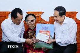 Chủ tịch Quốc hội Trần Thanh Mẫn thăm và tặng quà Mẹ Việt Nam Anh hùng Tạ Thị Trần. (Ảnh: Doãn Tấn/TTXVN)
