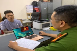 Đối tượng Nguyễn Quốc Hùng khai nhận hành vi phạm tội tại Cơ quan Cảnh sát điều tra. (Nguồn: Công an Đồng Nai)