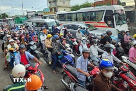 Người dân tham gia giao thông tại Thành phố Hồ Chí Minh. (Ảnh: Mạnh Linh/TTXVN)