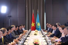 Tổng Bí thư Tô Lâm hội kiến Chủ tịch Hạ viện Kazakhstan, Chủ tịch Đảng Amanat cầm quyền Erlan Koshanov. (Ảnh: Thống Nhất/TTXVN)