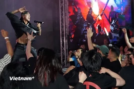 Anh Khoa bùng nổ trên sân khấu với ca khúc "Đường đến ngày vinh quang." (Ảnh: Phương Hoa/Vietnam+)