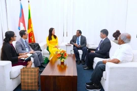 Đại sứ Trịnh Thị Tâm trao đổi với Thống đốc Tỉnh Miền Bắc Sri Lanka - ông Nagalingam Vethanayahan. (Ảnh do Đại sứ quán cung cấp)