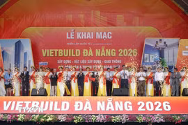 Các đại biểu thực hiện nghi thức cắt băng khai mạc Triển lãm. (Ảnh: Quốc Dũng/TTXVN)